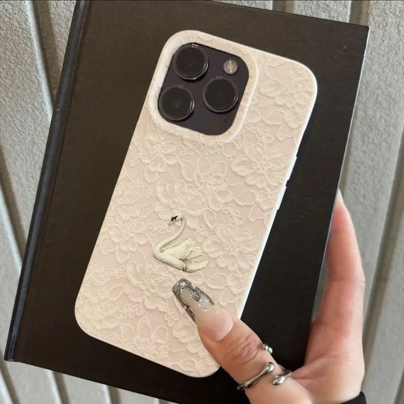 레이스 스완 패턴 리치 텍스처 폰 케이스 (아이폰 17 - Phone Accessories Kiosk 리뷰 및 가격